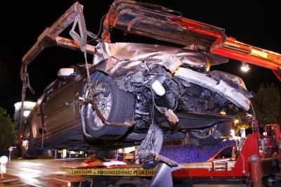 Autofahrer ist bei nasser Fahrbahn zu schnell